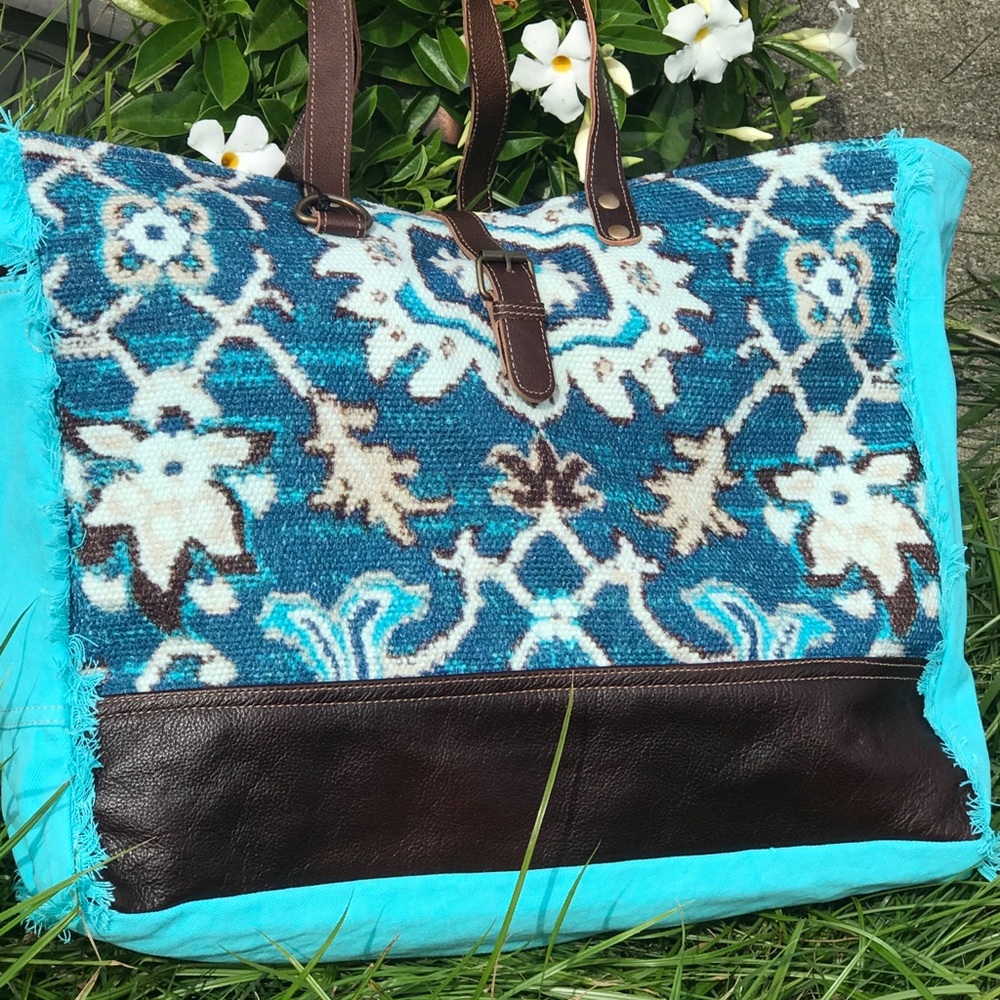 Large tote